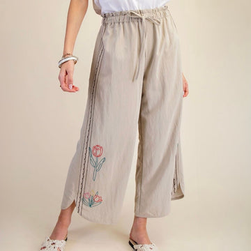 C 915. NWT Easel Embroidered Capri Pants - Size Medium (will fit Large)